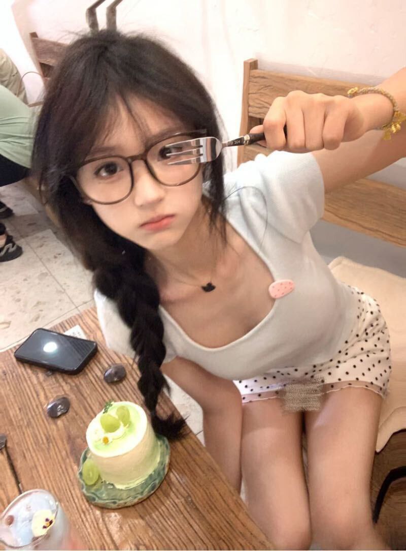 全身緊緻蜂腰酒杯腿 长腿曼妙身姿摇曳