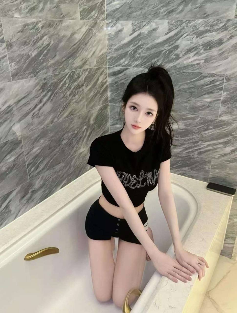 五官精致自然，青春活力