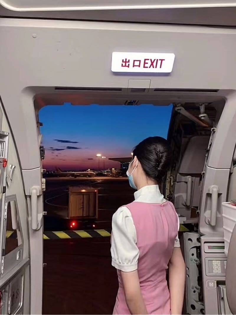 新人兼职空姐吉祥航空清纯气质天花