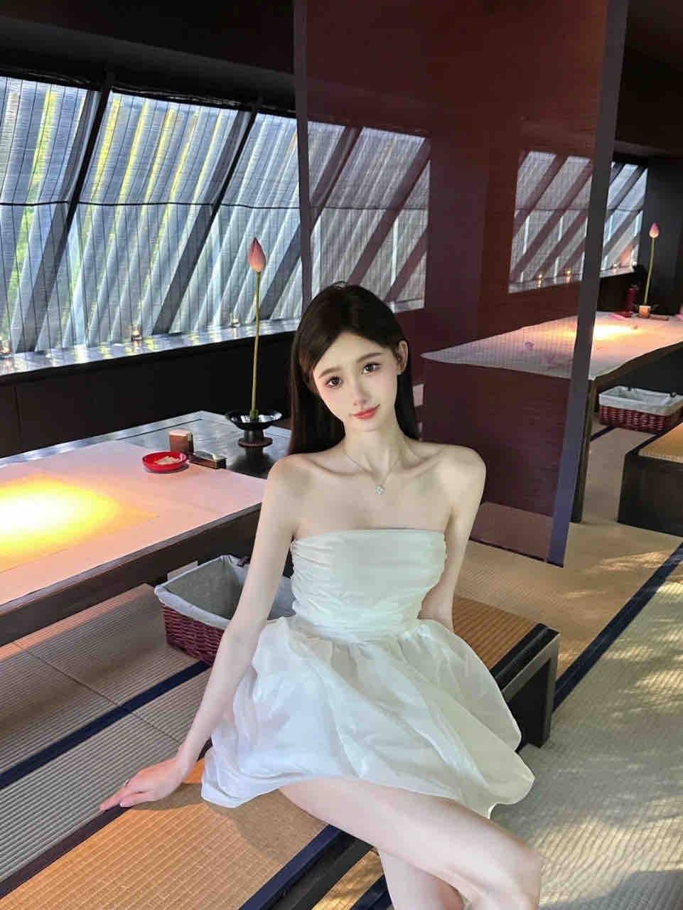 皮肤超级白嫩细腻，气质清纯可爱