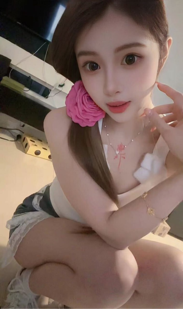 ✦ CAREER职业：新絲路簽約藝人 ✦ HOBBY爱好：潛水 滑雪 騎行 弹琴