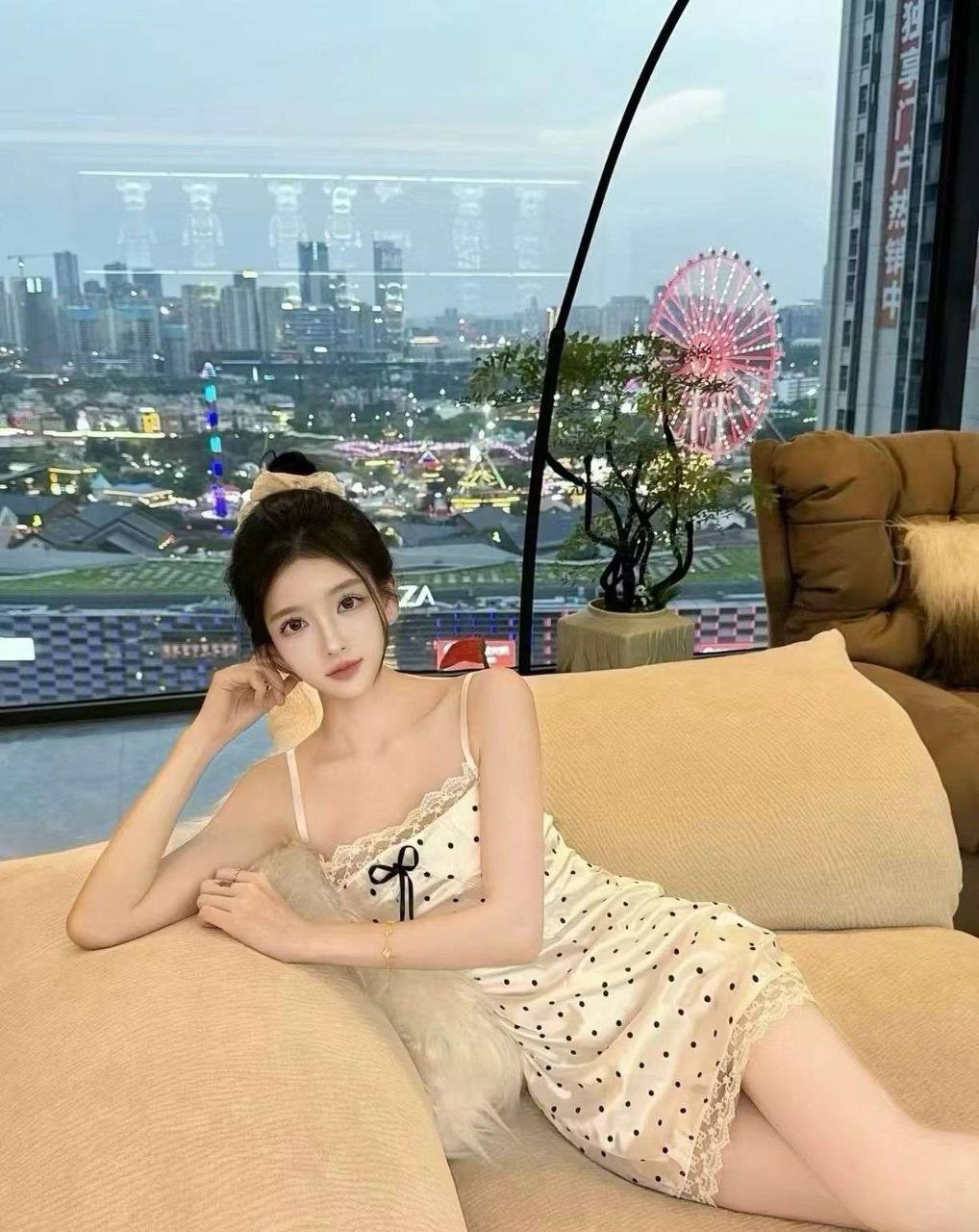 五官精致自然，青春活力