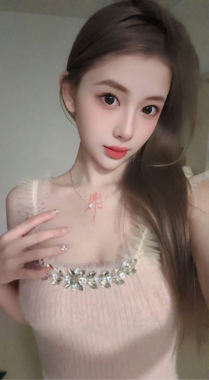 ✦ CAREER职业：新絲路簽約藝人 ✦ HOBBY爱好：潛水 滑雪 騎行 弹琴