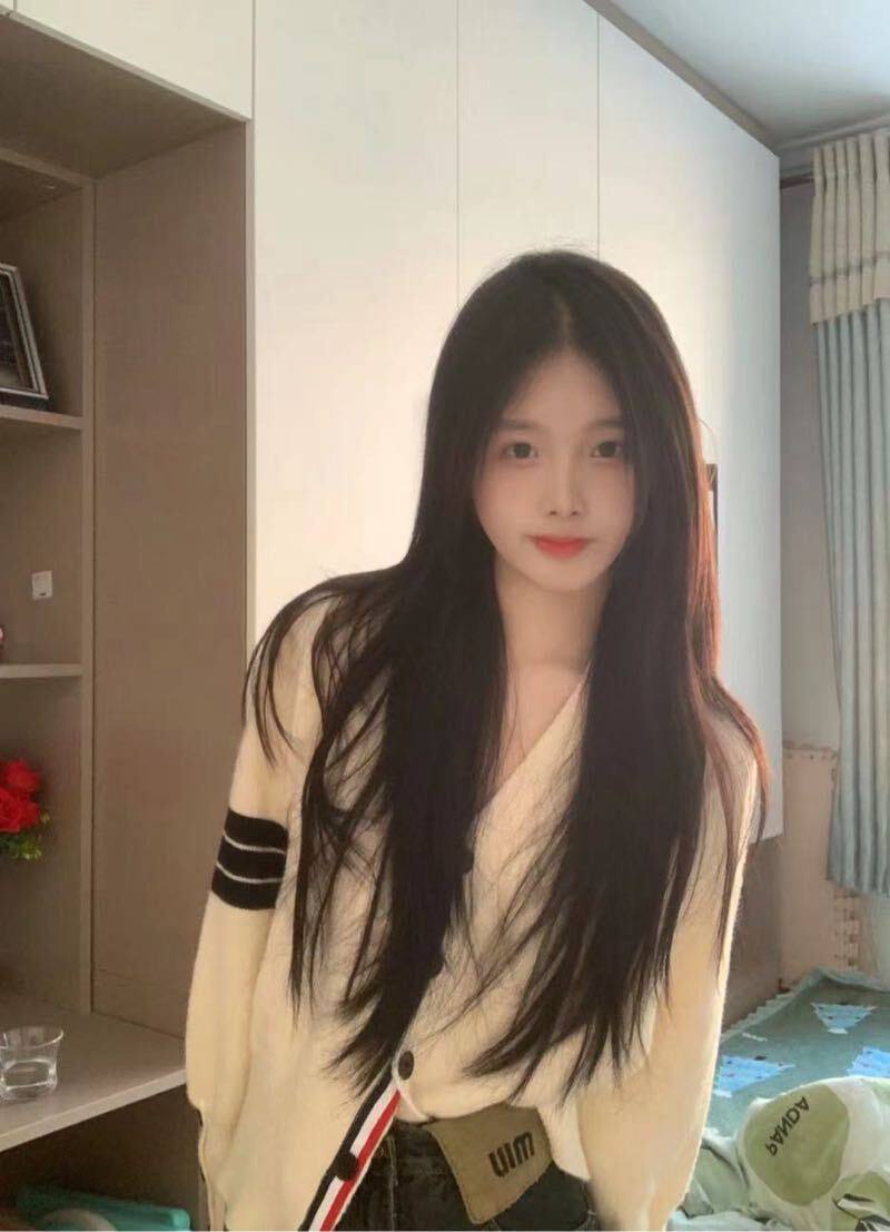 白裡透紅 細直長腿 冷白皮无滤镜