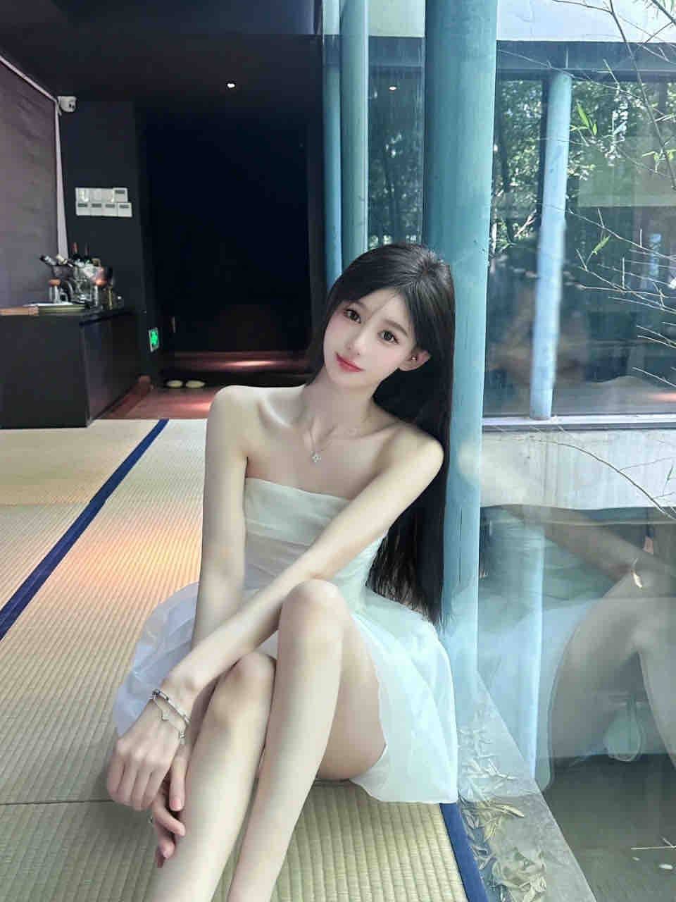 皮肤超级白嫩细腻，气质清纯可爱