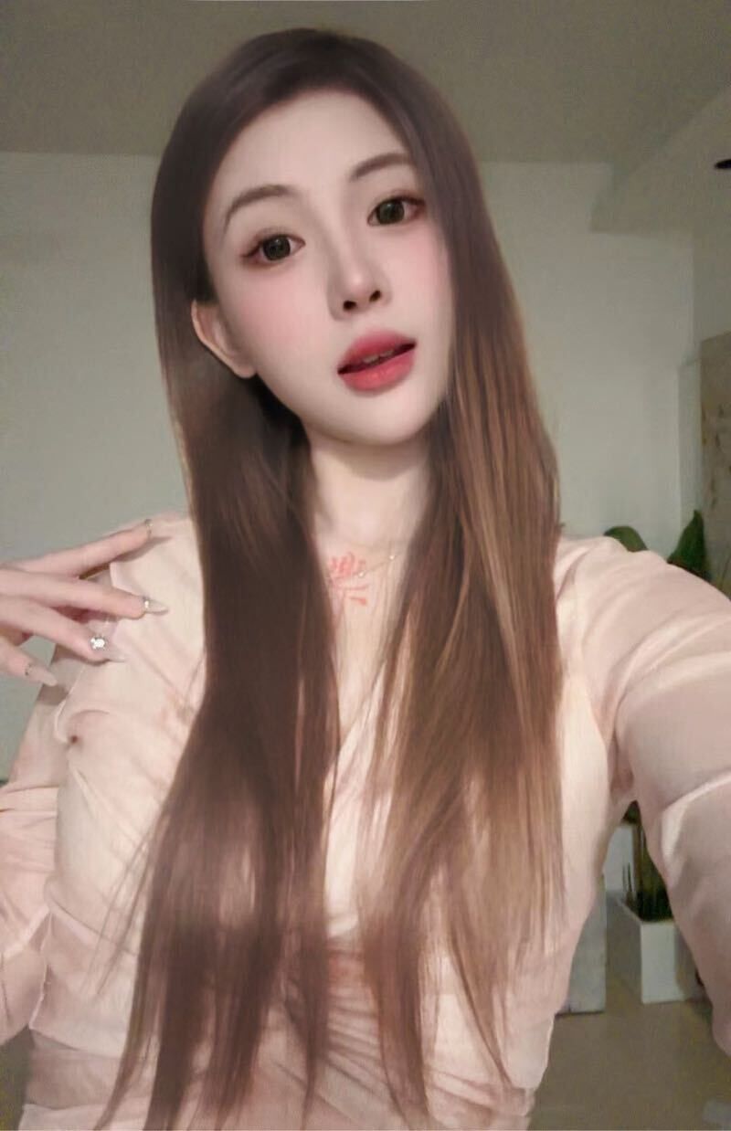 ✦ CAREER职业：新絲路簽約藝人 ✦ HOBBY爱好：潛水 滑雪 騎行 弹琴