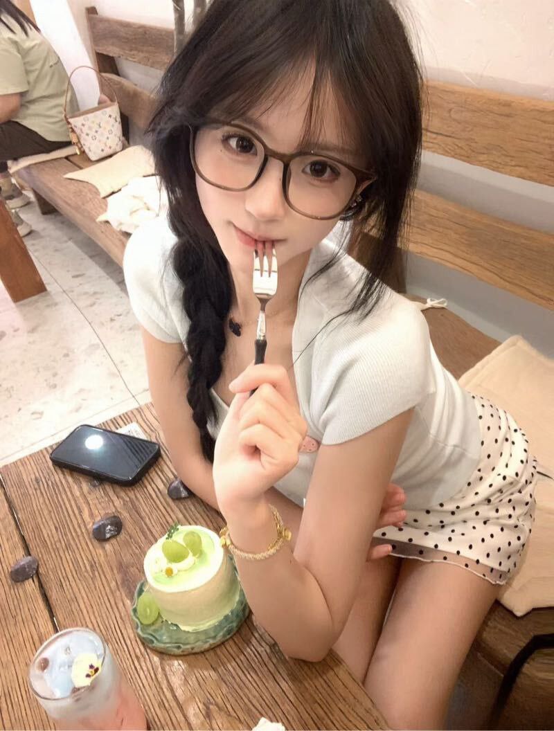 全身緊緻蜂腰酒杯腿 长腿曼妙身姿摇曳