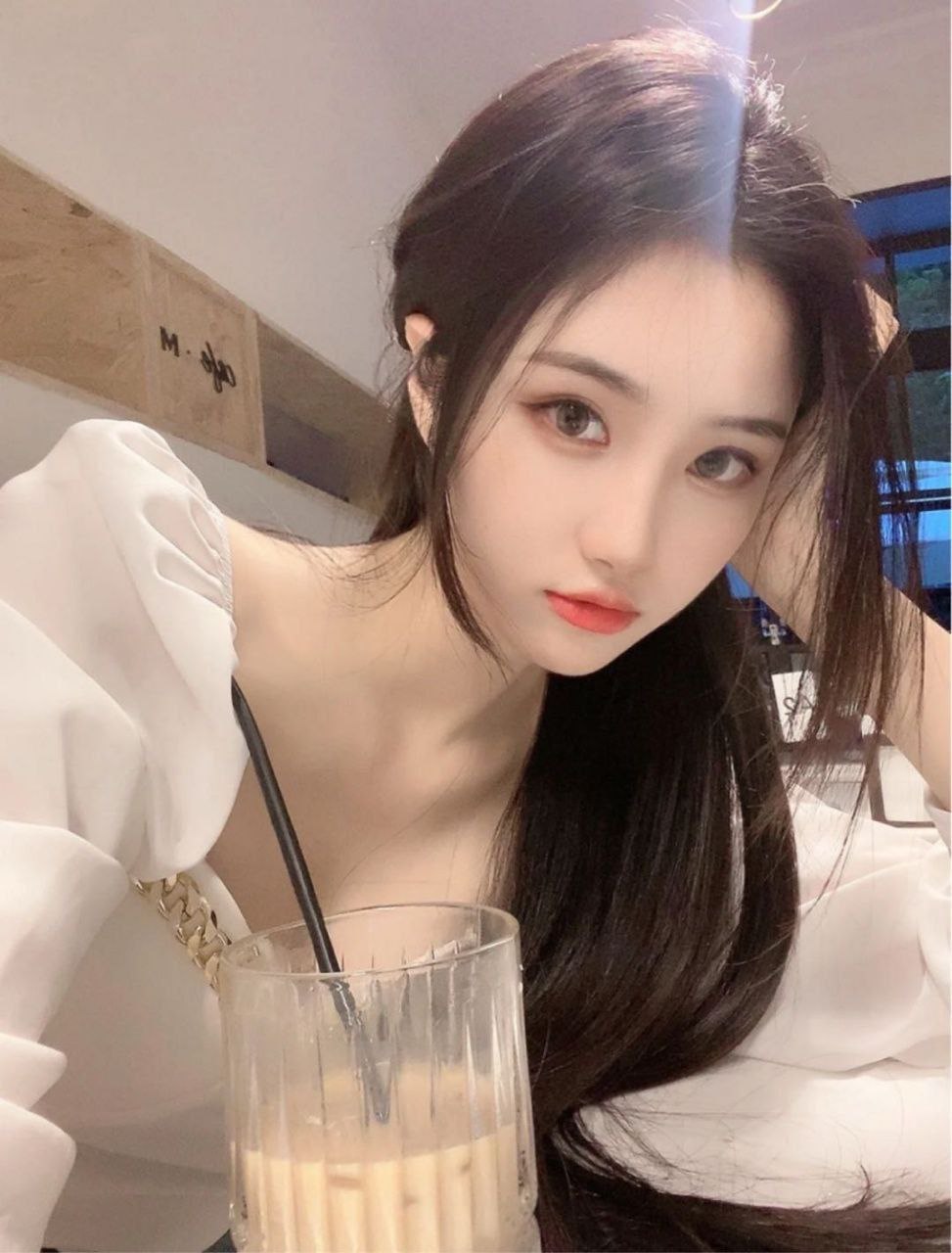 皮肤白嫩 身材高挑 细腰翘臀