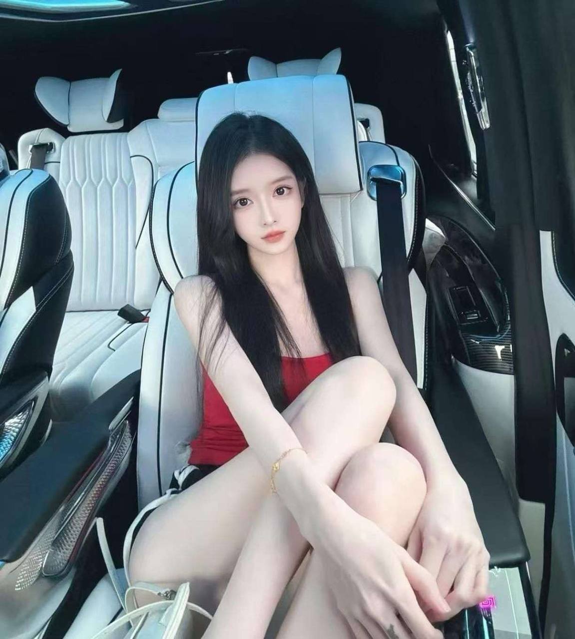 五官精致自然，青春活力